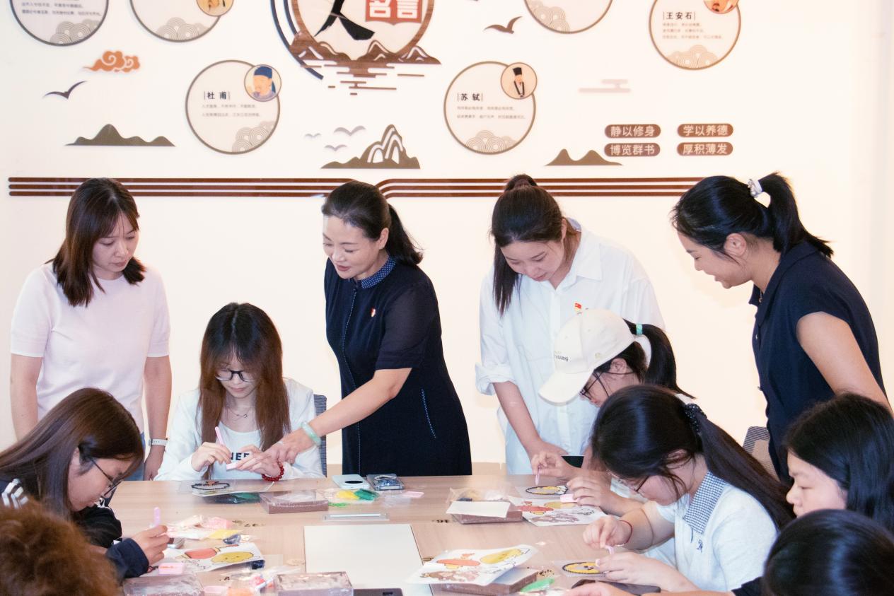 月满中秋聚同心 携手统战叙温情 —— 数智商贸学院开展 “情暖中秋・拼豆手作” 主题活动